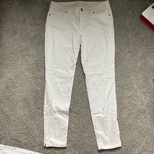 White skinny jeans with zipper at the ankle
